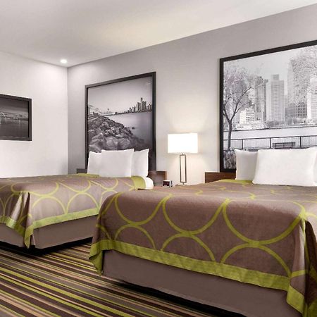 Super 8 By Wyndham Windsor/Dougall Exterior foto