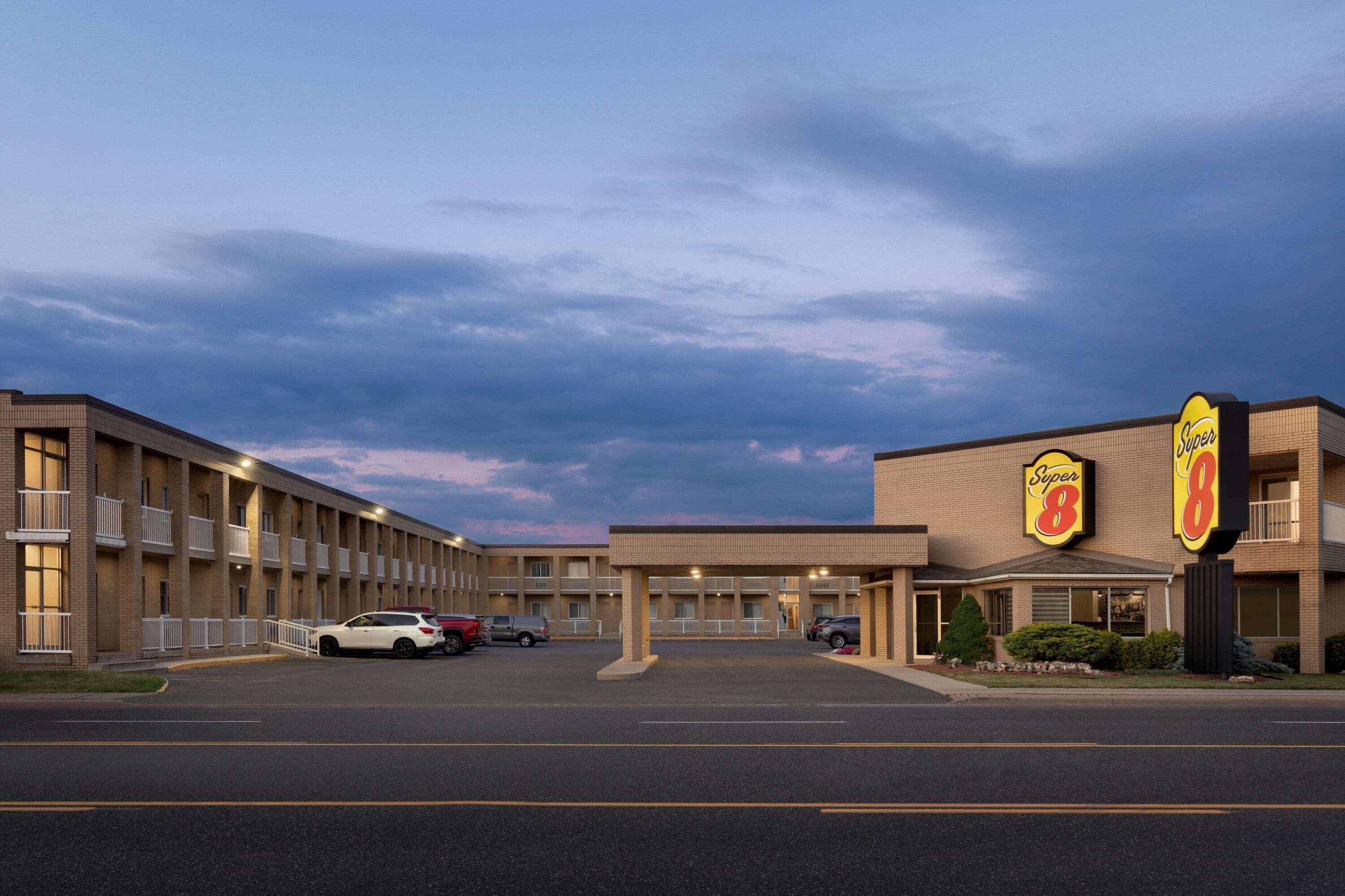 Super 8 By Wyndham Windsor/Dougall Exterior foto