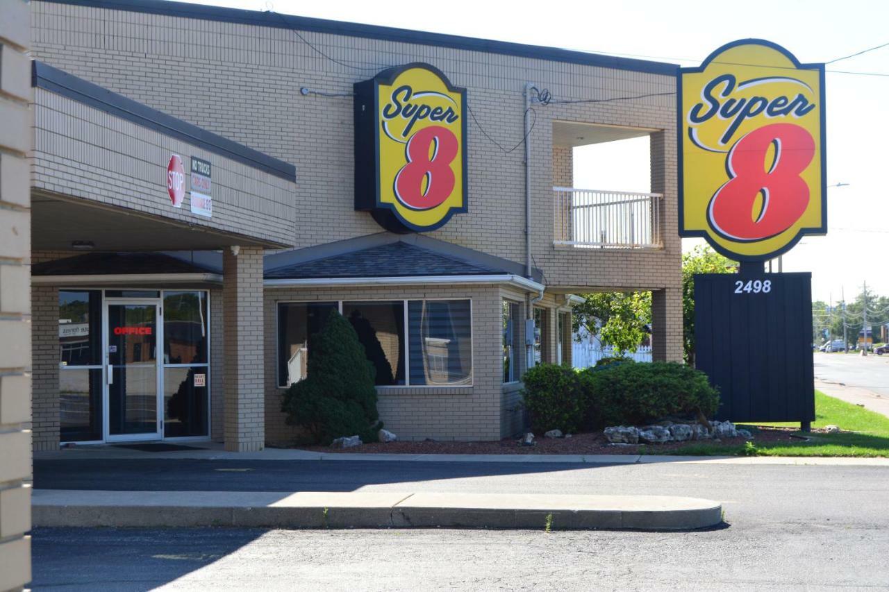 Super 8 By Wyndham Windsor/Dougall Exterior foto