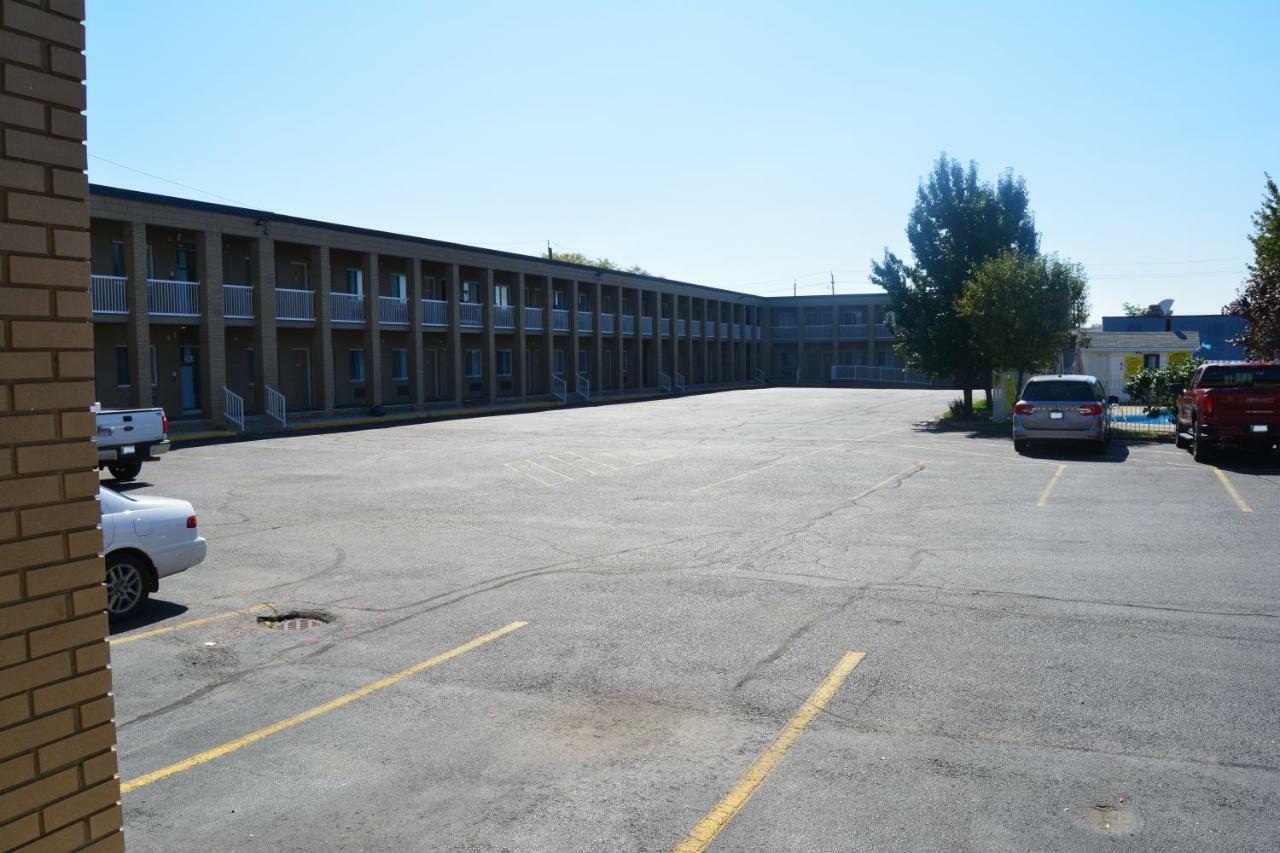Super 8 By Wyndham Windsor/Dougall Exterior foto